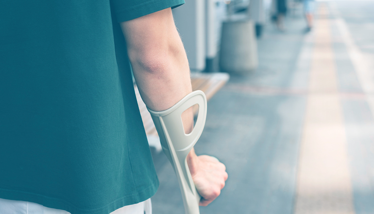 persona con muleta caminando despues de recibir la indemnizacion por lesiones en accidente de trafico